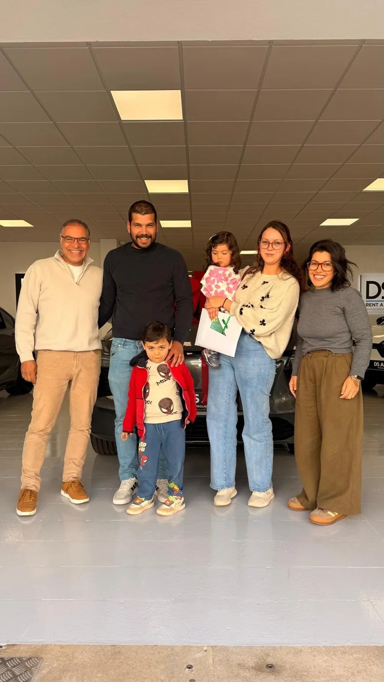 Família a celebrar a entrega da sua viatura
